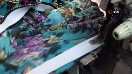 Kadın terzi kızlarının okuması için makine başına geçti