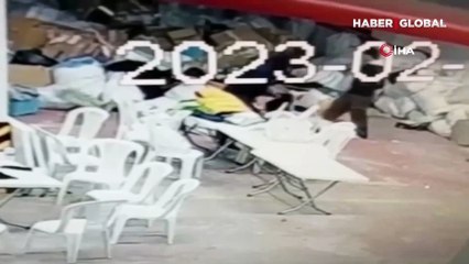 Depremzedelere gönderilecek kıyafetleri çalarken suçüstü yakalandılar