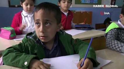 Depremzede öğrenci Ali Eren’in resim dersinde çizdiği resim yürekleri dağladı