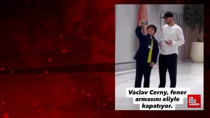 Vaclav Cerny rakip takımın armasını eliyle kapattı