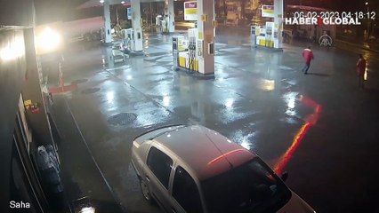 Korku ve panik! Deprem anı benzin istasyonunun güvenlik kamerasına böyle yansıdı