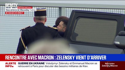 Volodymyr Zelensky est arrivé sur la base aérienne de Villacoublay, reçu par Emmanuel Macron, avant que l'hymne ukrainien soit entonné