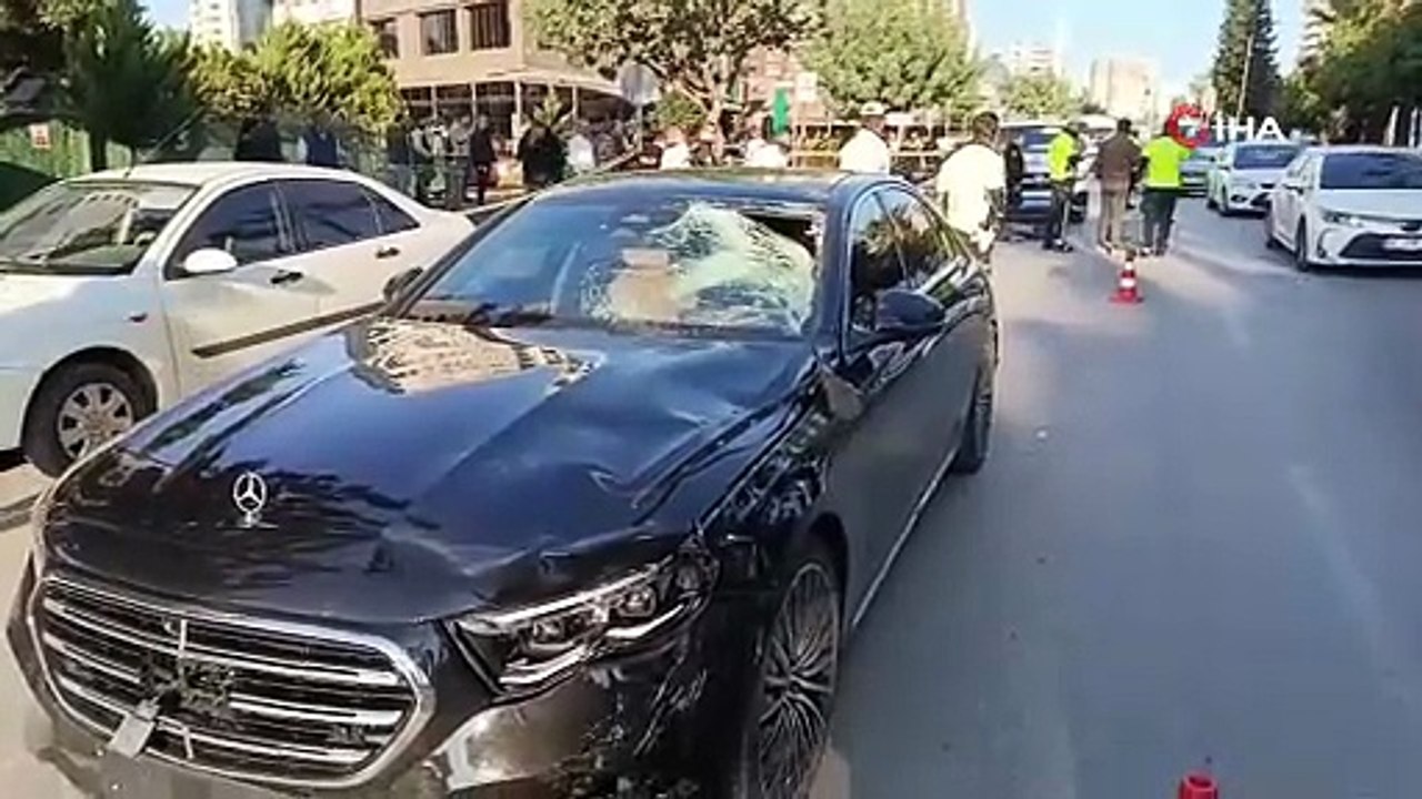 Adana’da yaya geçidinden bisikletiyle geçmeye çalışan 12 yaşındaki Miraç Çam, lüks otomobilin çarpması sonucu yaşamını yitirdi.