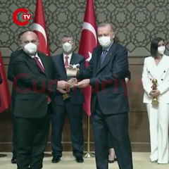 Murat Kapki, Erdoğan'ın elinden ödül almış