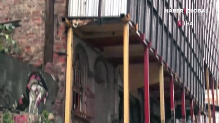 Beyoğlu'nda fırtınada beşik gibi sallandı, vatandaşları korkuttu!