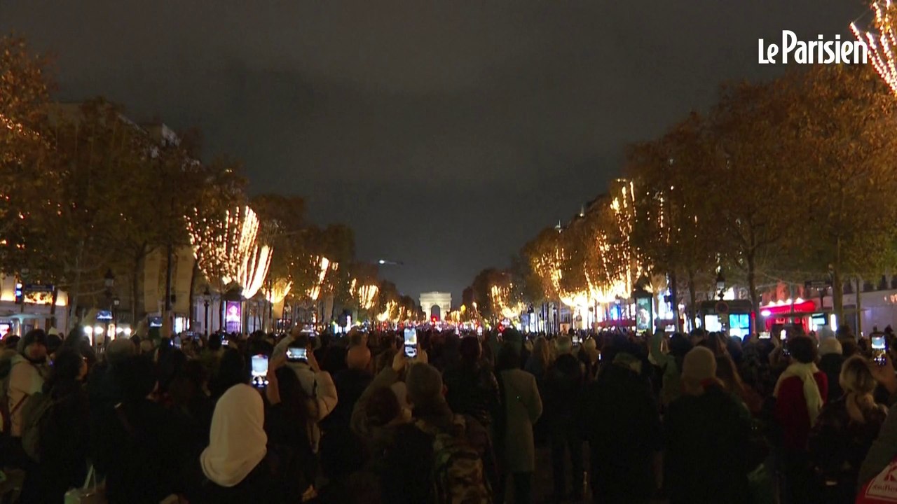 L'avenue des Champs-Elysées s'illumine pour les fêtes de Noël