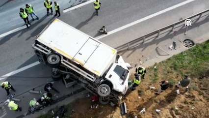 Eyüpsultan'da 2 kamyon ile TIR çarpıştı