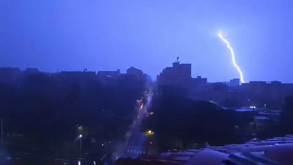 Tempesta di fulmini su Sassari, le spettacolari immagini di viale Italia illuminato a giorno