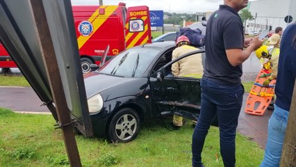 Ford Ka é jogado para placa após colisão com Palio no Trevo da Ceasa; mulher fica ferida