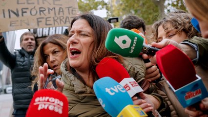 Increpan y gritan "corrupta" a Leire Díez en su llegada a los juzgados