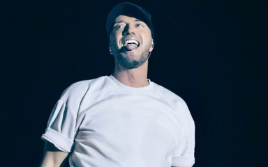 Raf in concerto a Milano: l'artista gentile del pop tra il mondo che brucia e il bisogno di dire "futuro"