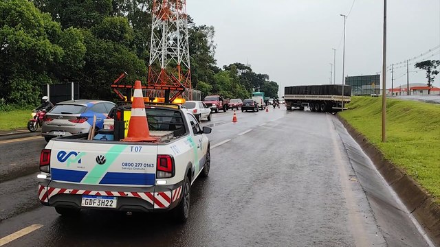 Carreta faz L na BR-277 e gera caos no Trevo Cataratas, em Cascavel