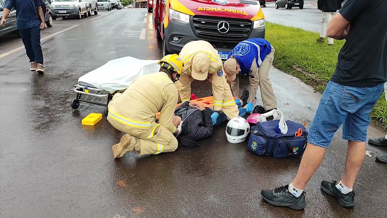 Motociclista fica ferida em acidente na Avenida Rocha Pombo