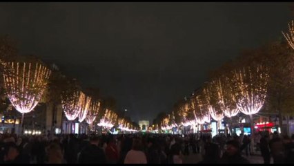 La spettacolare illuminazione natalizia degli Champs-Elysées a Parigi