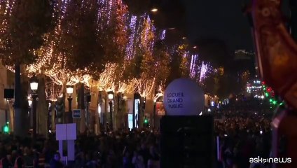 La spettacolare illuminazione natalizia degli Champs-Elysées a Parigi