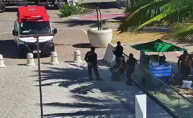 Homem é socorrido após mulher acionar o botão de emergência em totem, em Maceió