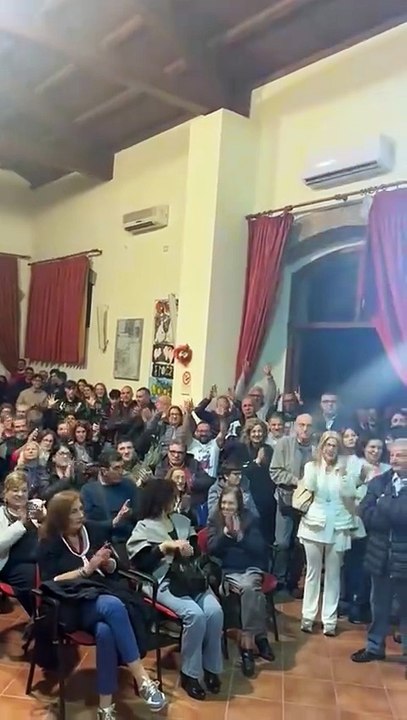 Cateno De Luca - Perché ormai la società è piena di complessati ...(17.11.25)