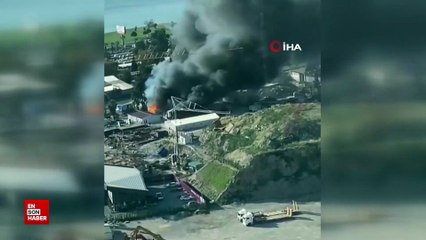 İzmir'de şantiyede yangın, gökyüzünü siyah dumanlar kapladı