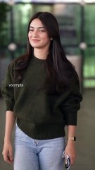 pratibha ranta poses for the cams at mumbai airport