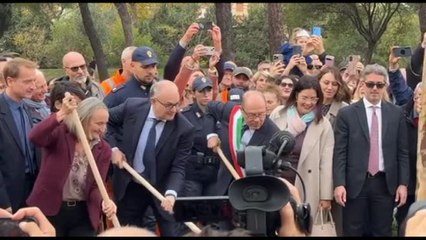 Verdone sindaco in periferia: cantieri, bimbi e anziani: "Corriamo"