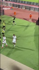 الحضري يداعب محمد عواد بعد التعادل مع منتخب الجزائر