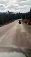 Graban cuando motociclista impacta contra auto en Intibucá