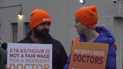 London resident doctors strike outside St Thomas Hospital