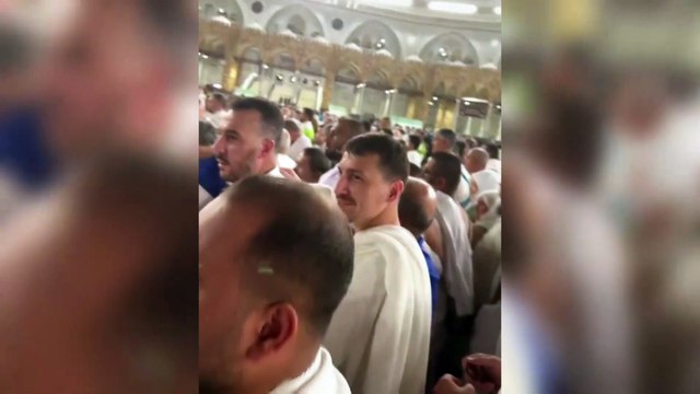 Galatasaraylı taraftardan Umre'de Mert Hakan Yandaş'a tezahürat