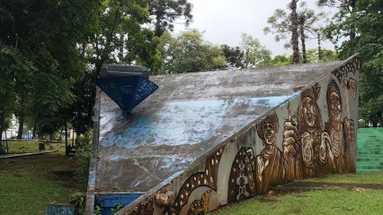 Da série: locais inusitados para descarte de sofá