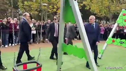 Verdone sindaco in periferia: cantieri, bimbi e anziani: "Corriamo"