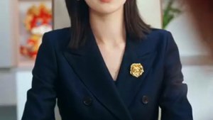 《漸入佳婚》（上）新婚第一天，他們就分被而眠，他嚴肅古板，她沉穩內斂，人人都說他們是形婚，長久不了，可後來圈子裡瘋傳一張照片——冷傲矜貴的男人跪在地上為她換鞋提包，原來佛子也會墜入愛河！#短劇 #甜寵