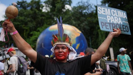 Indígenas alzan la voz en la Marcha Global por el Clima en el marco de la COP30