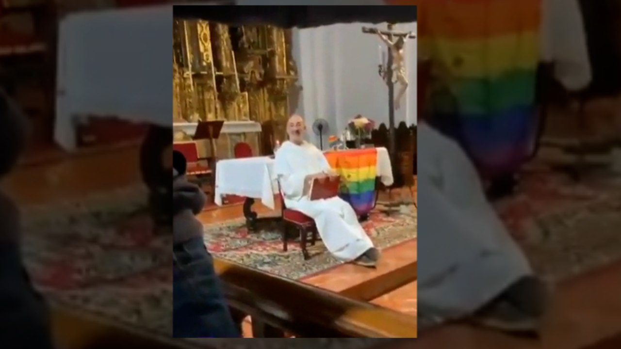 Polémica en Sevilla porque un sacerdote cuelga la bandera LGTBI en el altar de su iglesia