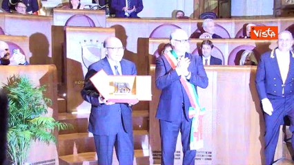 Carlo Verdone riceve la Lupa Capitolina dopo la giornata da Sindaco di Roma