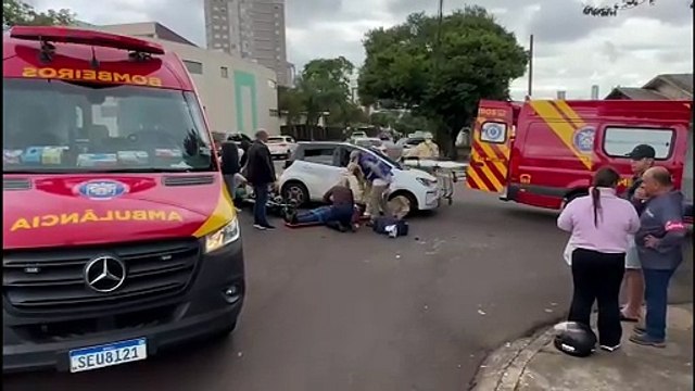 Duas ambulâncias são acionadas em acidente entre carro, moto e duas vítimas no centro de Cascavel