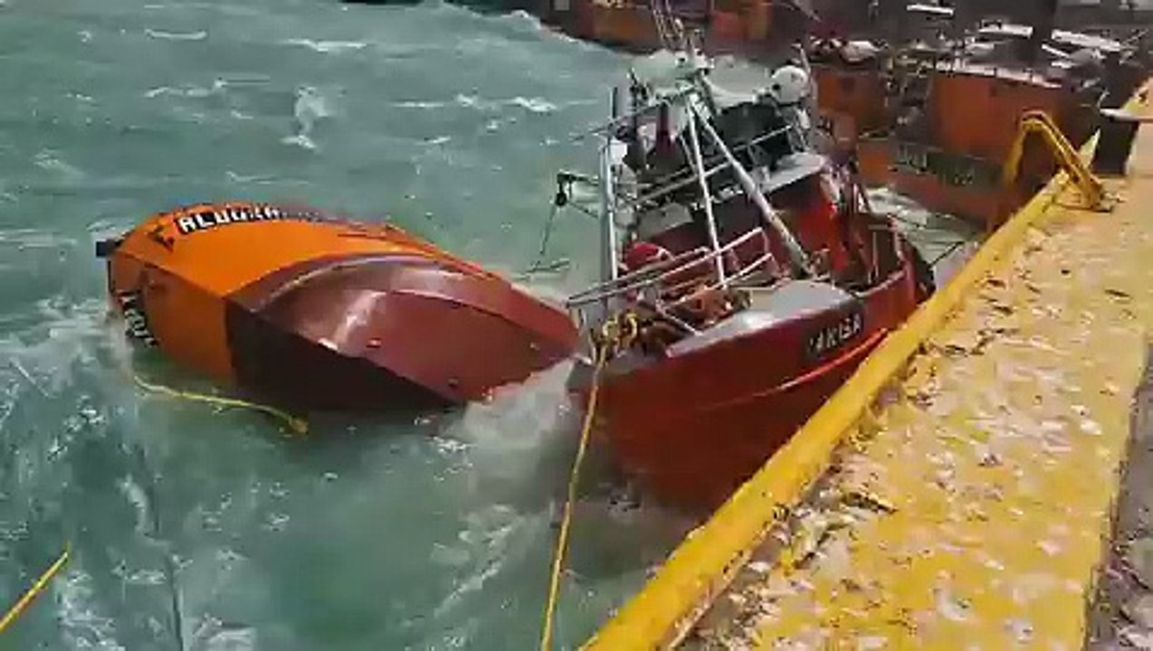 En Caleta Paula se hundieron tres barcos pesqueros por el temporal
