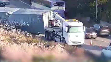 경부고속도로 신갈분기점 화물차 전도...교통 통제 / YTN