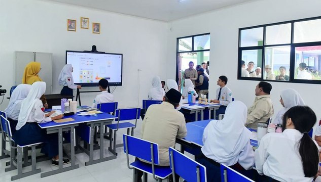 Momen Prabowo Bareng Siswa SMPN 4 Bekasi Ikuti Kelas Interaktif Digital