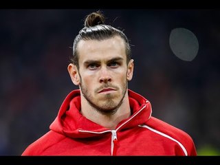 Gareth Bale marque un but... avec son putter de golf, dans un rouleau de PQ !