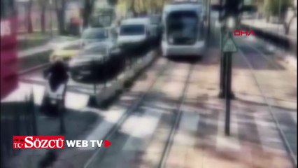 Beyoğlu’nda tramvayın motosiklete çarpma anı