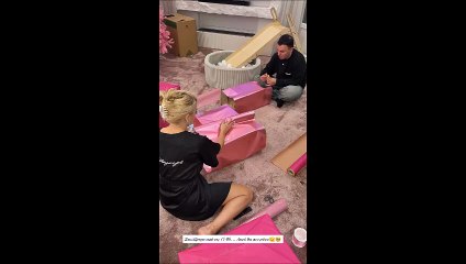 Όλα ροζ φέτος τα Χριστούγεννα στο σπίτι της Τούνη-Τα 3 δέντρα, τα δώρα και ο εντυπωσιακός στολισμός