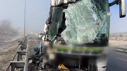 Van otobüsü ile tırın çarpıştığı kazada 11 kişi yaralandı