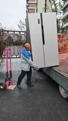 Đừng tin mắt mình nữa các bác ơi! 😱 Một mình cân nguyên tủ lạnh to đùng bằng… xe đẩy hàng mà như làm xiếc luôn! 🤡💥 Coi tới 10 giây cuối mới hiểu tại sao cả xóm đứng há mồm… xem hết để HẾT HỒN nha! 🔥🔥