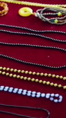 After returning to her village, she was violently harassed by relatives demanding repayment of debts, but unexpectedly discovered that her old suitcase could lead to the apocalypse. With this magical suitcase, she made a fortune, defying fate and changing