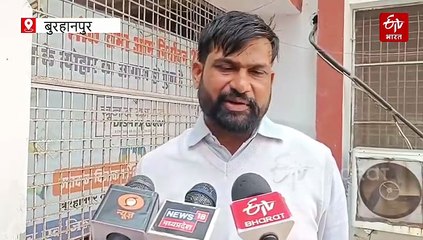 बुरहानपुर के केला उत्पादक किसान संकट में, खेत में लगी फसल उखाड़ी, MSP की मांग