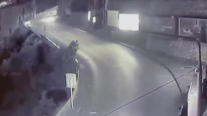 Le immagini dell'auto che precipita dal viadotto a Salerno