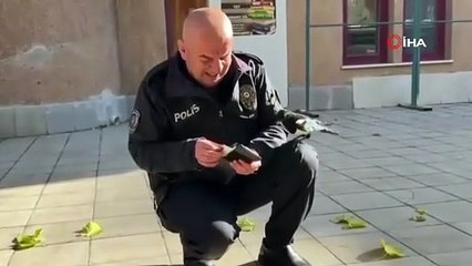 Polis memuru ile saka kuşunun dostluğu görenleri hayrete düşürdü