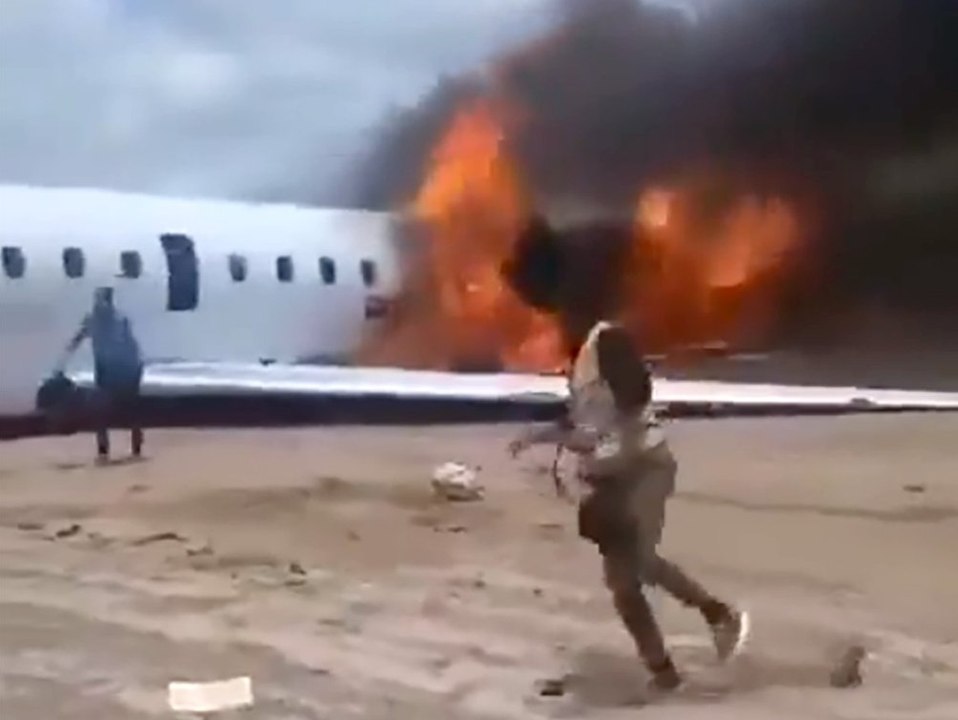 Nach Bruchlandung: Passagiere fliehen aus brennendem Jet