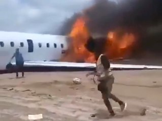 Nach Bruchlandung: Passagiere fliehen aus brennendem Jet