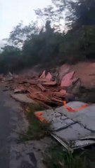 Acidente com carreta deixa carga de madeira espalhada na AL-105